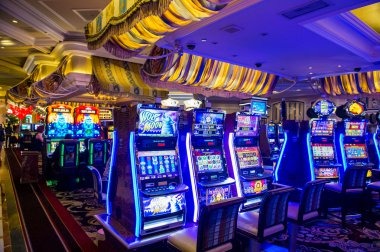 Live dealer revealing cards in Three Card Poker on harum777 platform